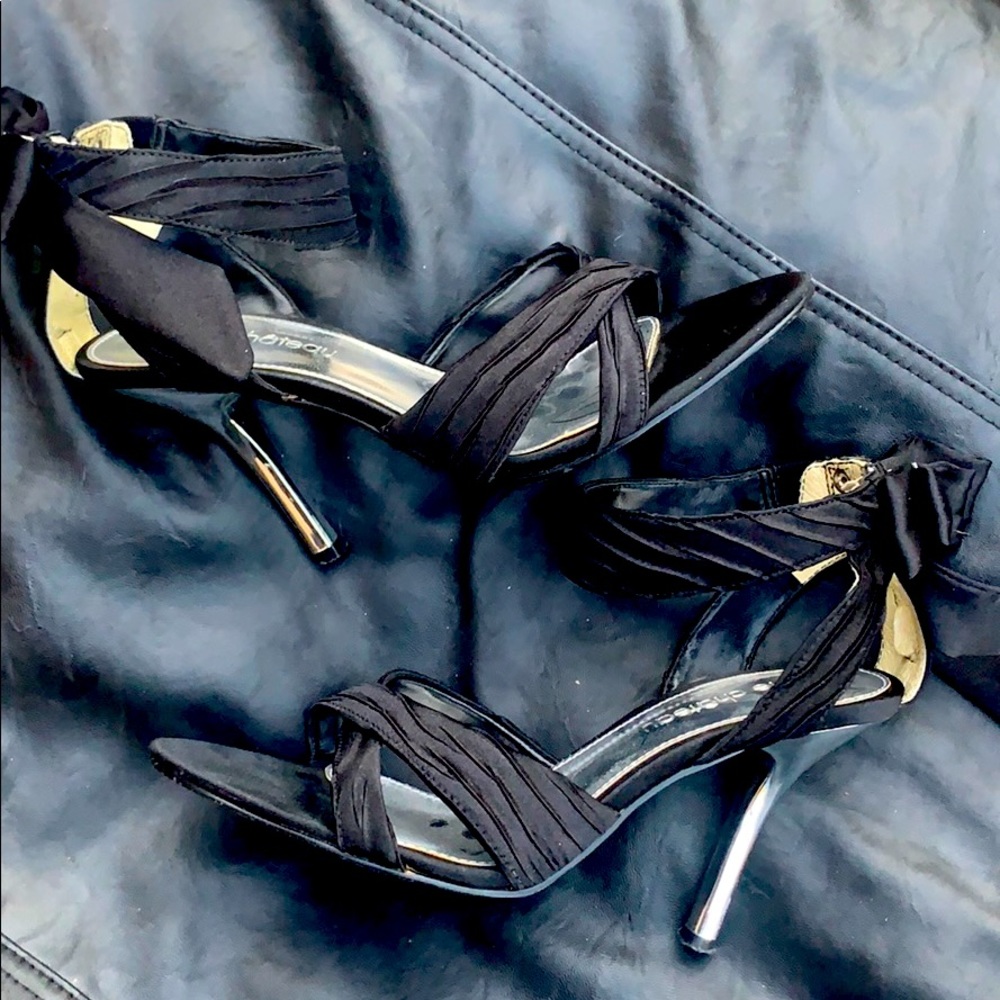 LE CHATEAU Black Satin Heels With Bow